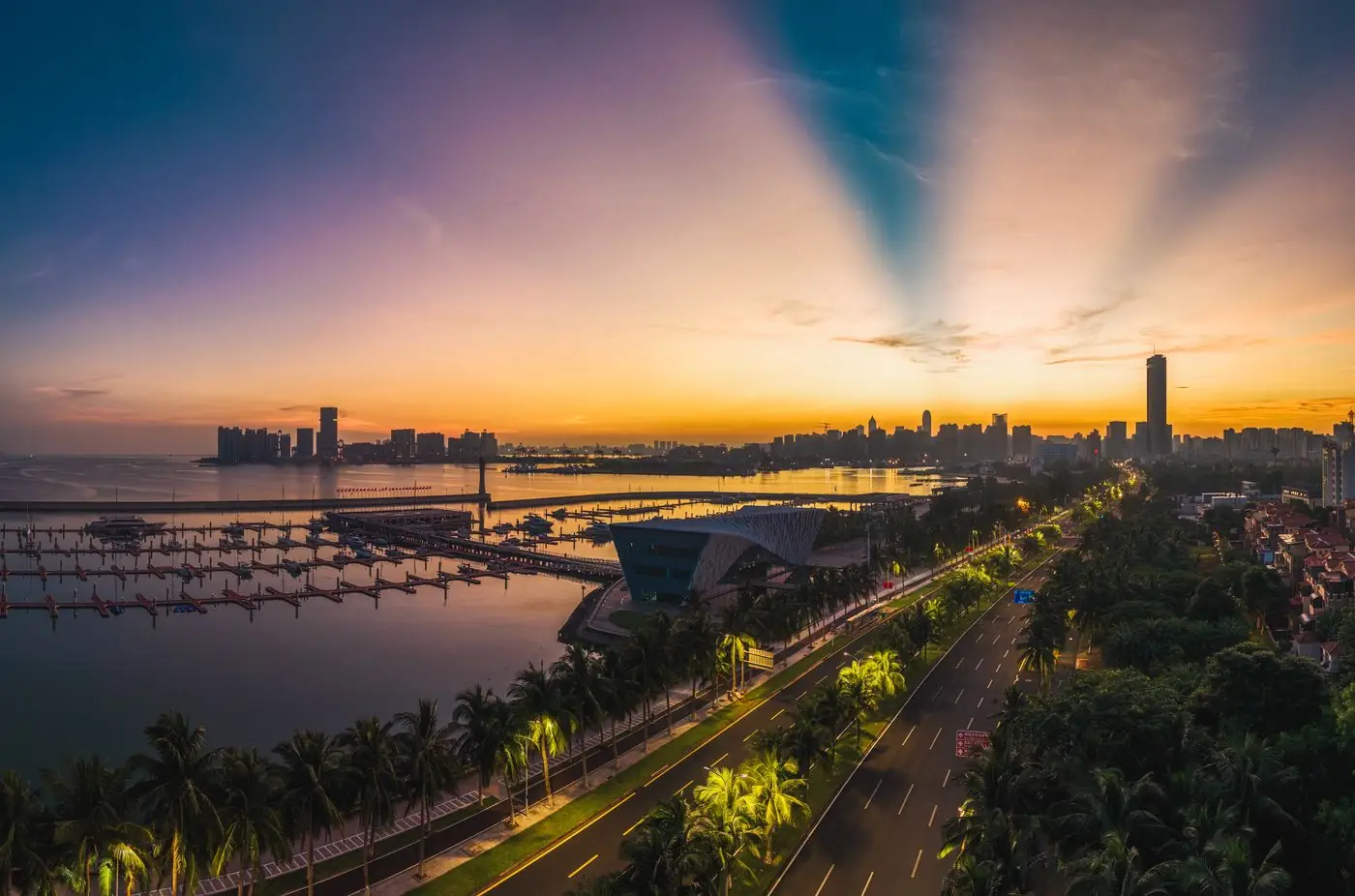 海湾日落与穿过云层的光柱