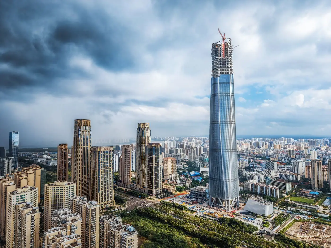 乌云压顶下的城市高楼